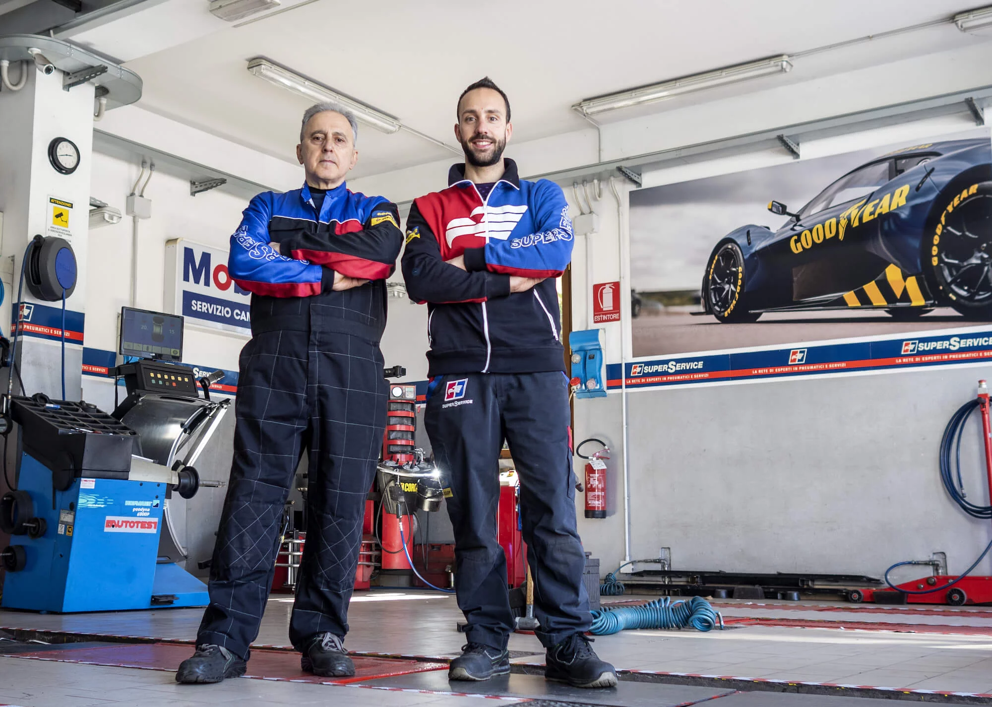 I titolari di Abelli Gomme in officina