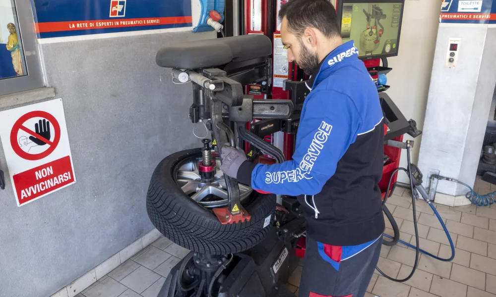 Tecnico Abelli Gomme al lavoro sullo smontagomme